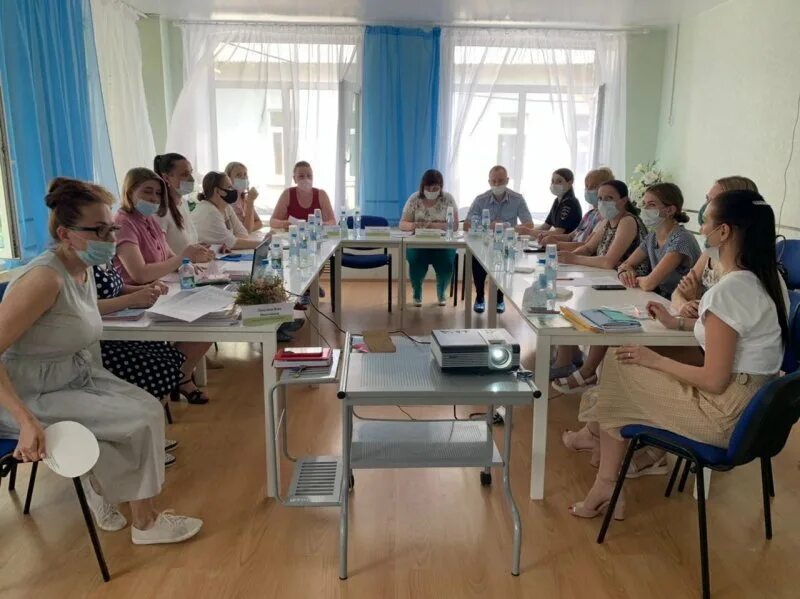 Управление образования администрации города вологды. Вологодский центр помощи детям оставшимся без попечения родителей 1. Круглый стол опека. Флагман Вологда детский дом. Опека Вологда.