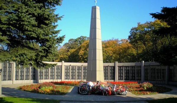 Памятник брадису. Черняховск памятники. памятники города черняховска. братская могила г черняховск.
