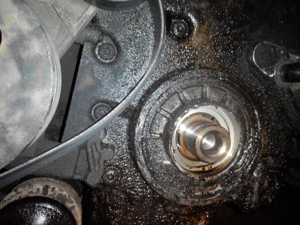 Коленвал 1. Масло в коленвалу. Масло в коленвалу. Масло в коленвалу. Смазка коленвала китайского двигателя.