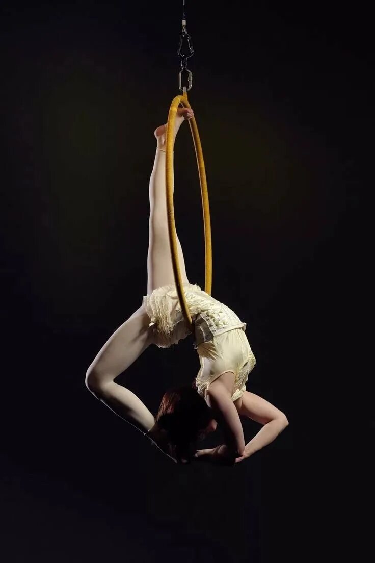 Цирковая спираль. Эквилибристика гимнастика цирк. Акробат кольца. Акробат кольца. Цирк воздушное кольцо дю солей.