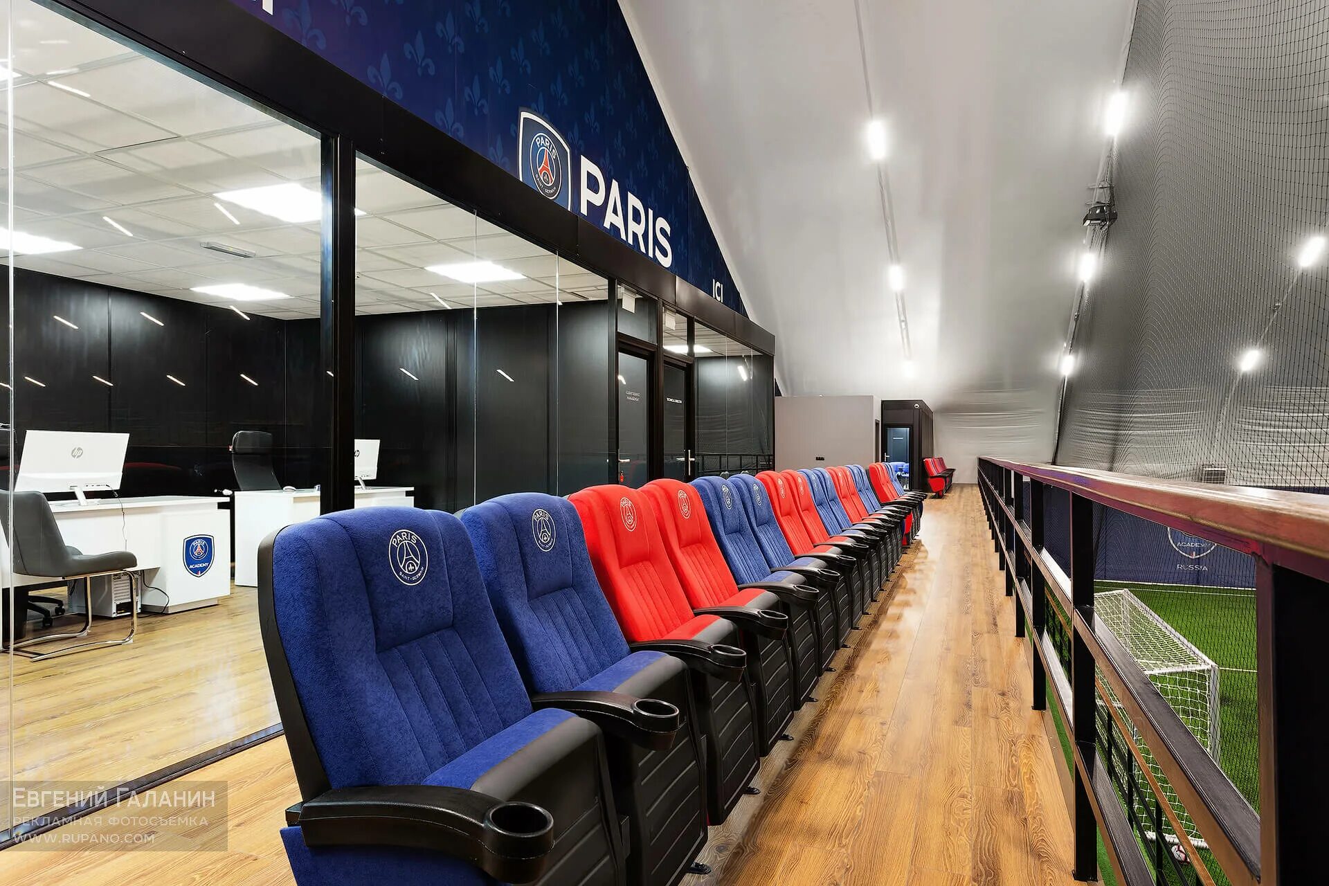 Манеж псж. Манеж psg лужники. манеж барселона авиапарк. манеж лужники новый футбол. манеж парк арена авиапарк.