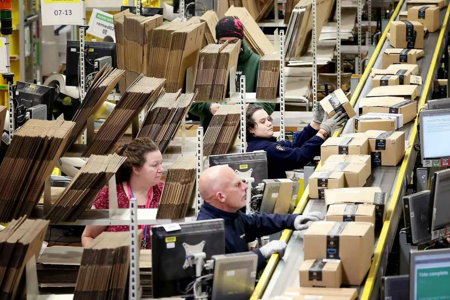 Склад Амазон. Бардак на складе. Amazon работники. Сотрудники Амазон. Amazon работает
