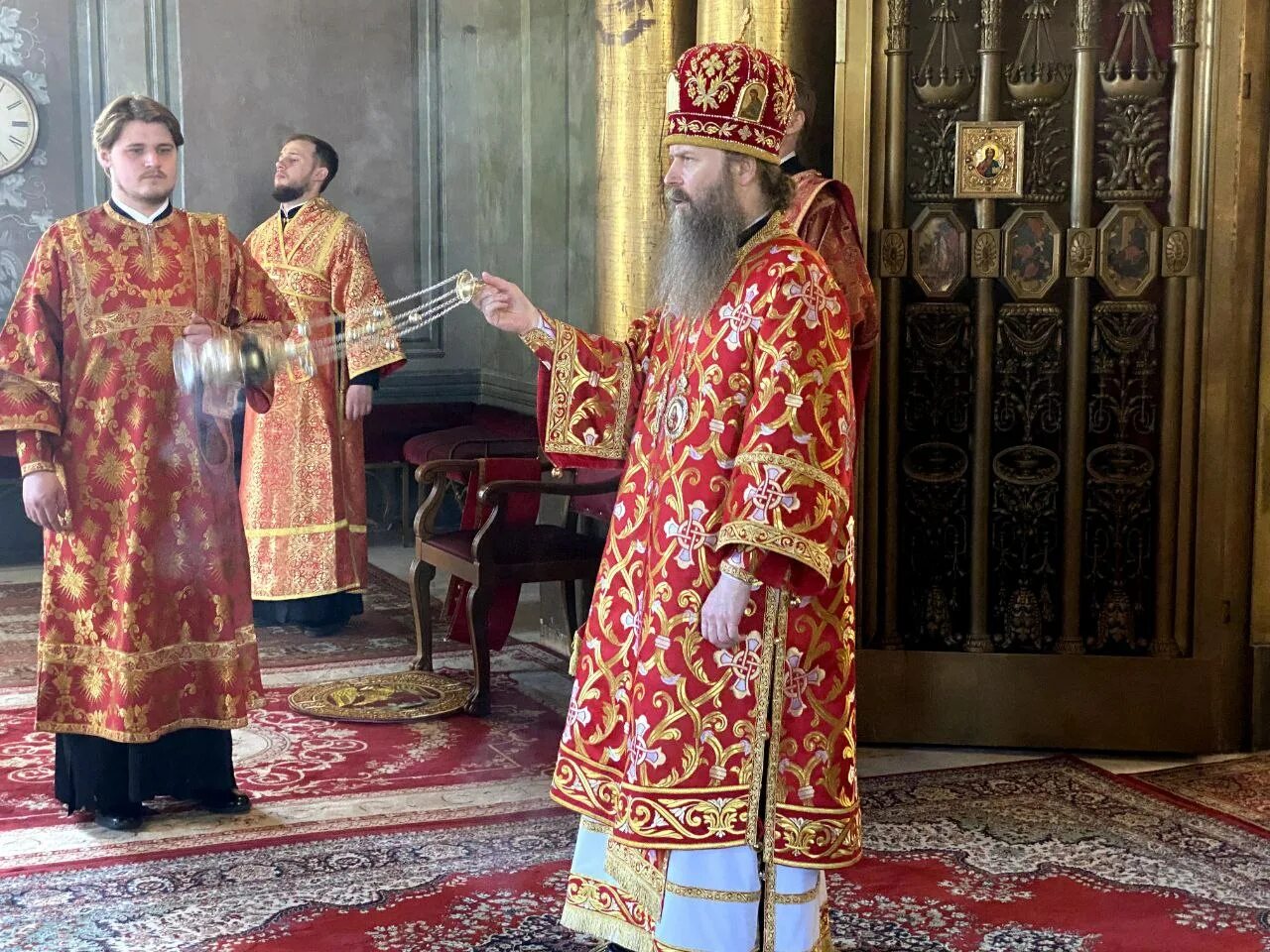 Епископ Силуан Павлово-Посадский. Престол в храме. Литургия красивые фото. Силуан павлово посадский