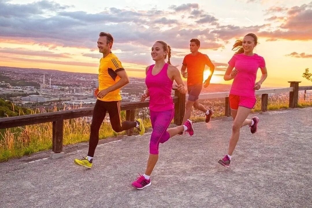 Спорт больше чем жизнь. Спорт больше чем жизнь. Девушка бежит. Здоровый образ жизни фото. Спортивная девушка бежит.