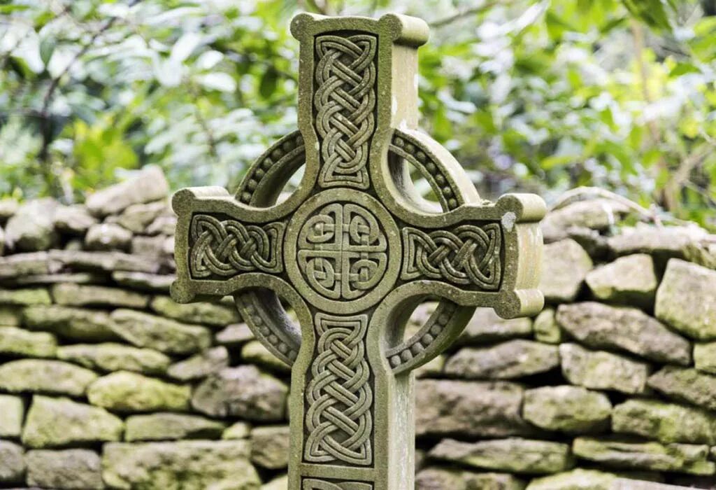 Кельт значение. Celtic cross кельтский крест. могильный крест кельтский. каменные кресты кельтов. кельтский каменный крест.