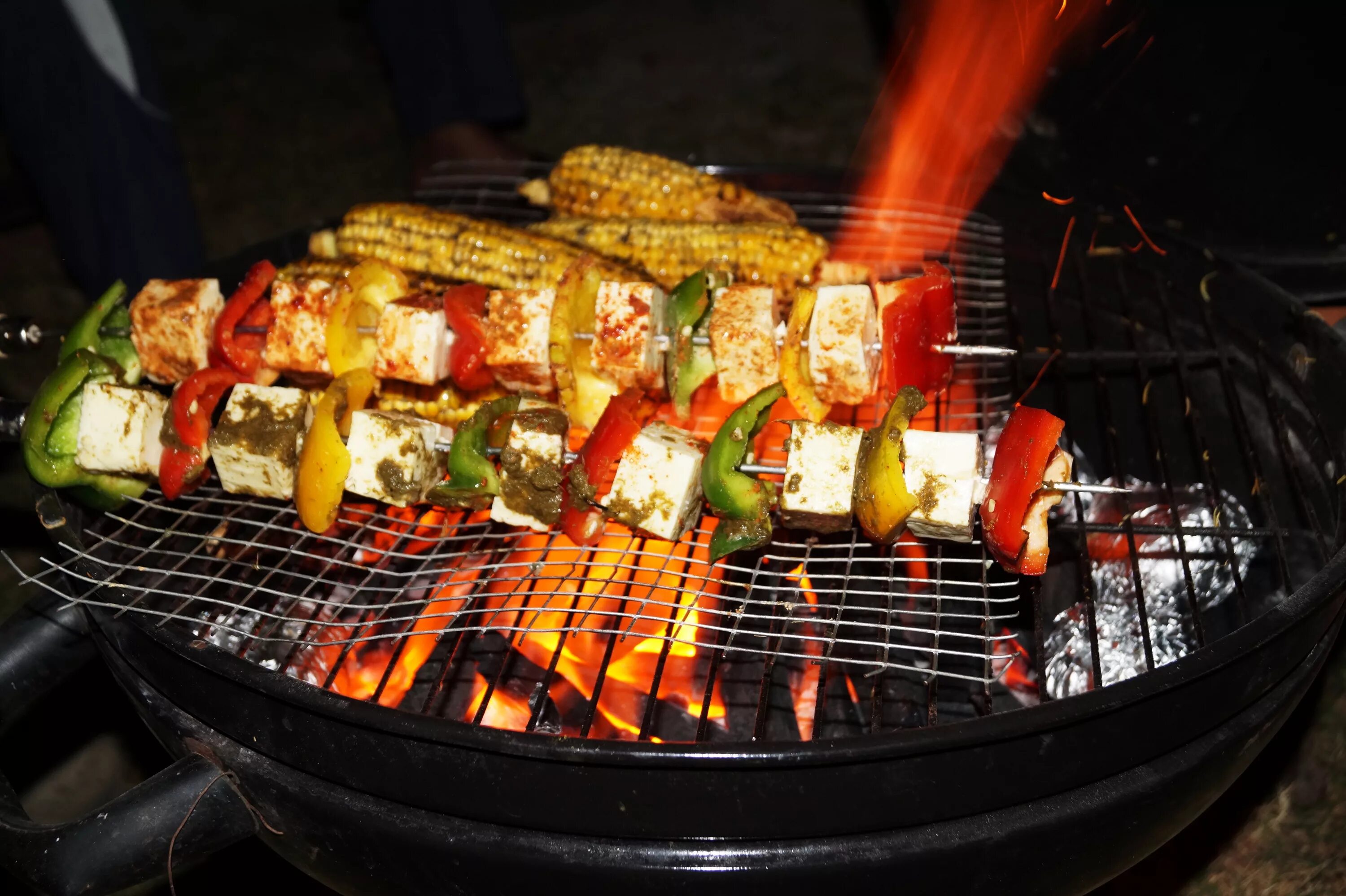 Мясо на мангале рецепты. Барбекю блюда. Блюда на мангале. Блюда на открытом огне. Барбекю мясо.