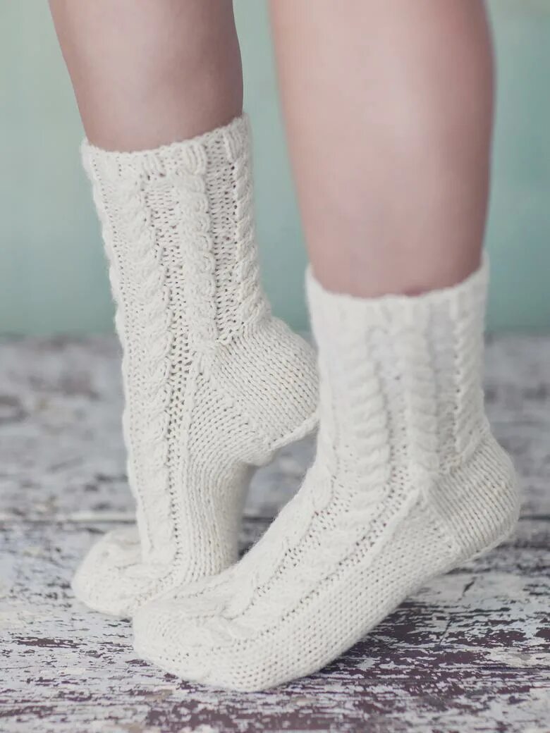 Оригинальные вязаные носочки. Женские носки со спицами. Вязаные носки. Необычные вязаные носки. Вязаные носки.