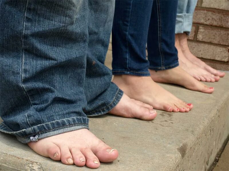 ноги на пляже. босиком по асфальту. Day without shoes. Without shoes. Only one shoe.