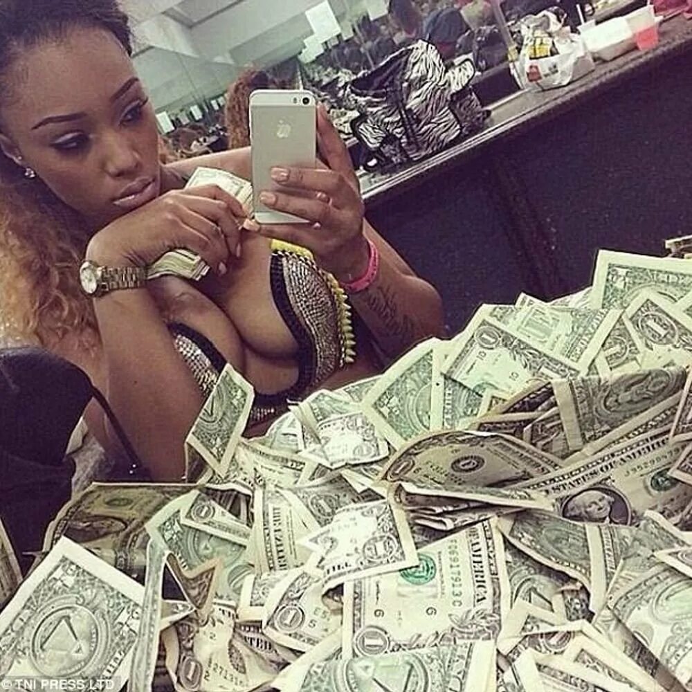 Фотосессия с деньгами. Деньги суки. Девушка с кучей денег. Деньги суки. Деньги суки.