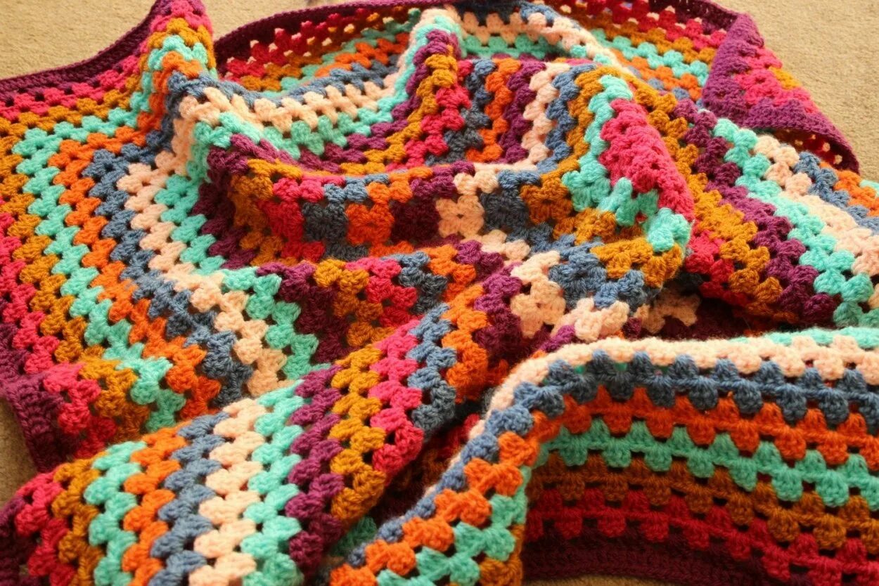 Из остатков пряжи пледик. Плед из остатков пряжи крючком. Коврик из остатков пряжи. Пэчворк вязание плед. Крючком пледы из остатков.