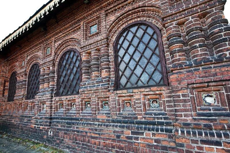 Кирпичная архитектура 19 века красноярск. Церкви москвы красный кирпич часовня. Кладка храмов. Ярославская школа зодчества 17 века. Купольный свод из кирпича.