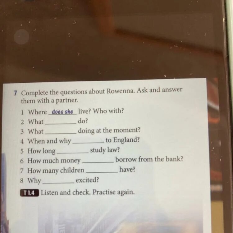 Вопросы complete the questions. Complete the questions and answers. Complete the questions ответы. Complete the questions and answer them. What are you doing she asked me