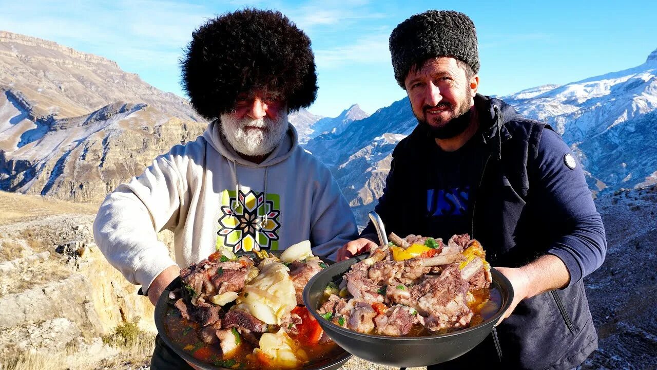Сколько живут в дагестане. Дагестан люди. Ужин в горах Дагестана. Дагестанские люди. Жизнь на Кавказе.