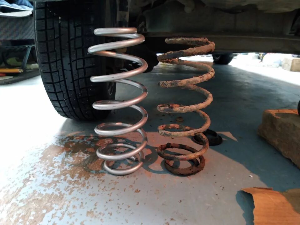 Пружина задняя калдина ст210. Toyota rav4 30 задние пружины. Задние амортизаторы рав 4 3 поколения. Задние пружины королла 120 европейка. Тойота рав 4 2 поколение задние пружины.