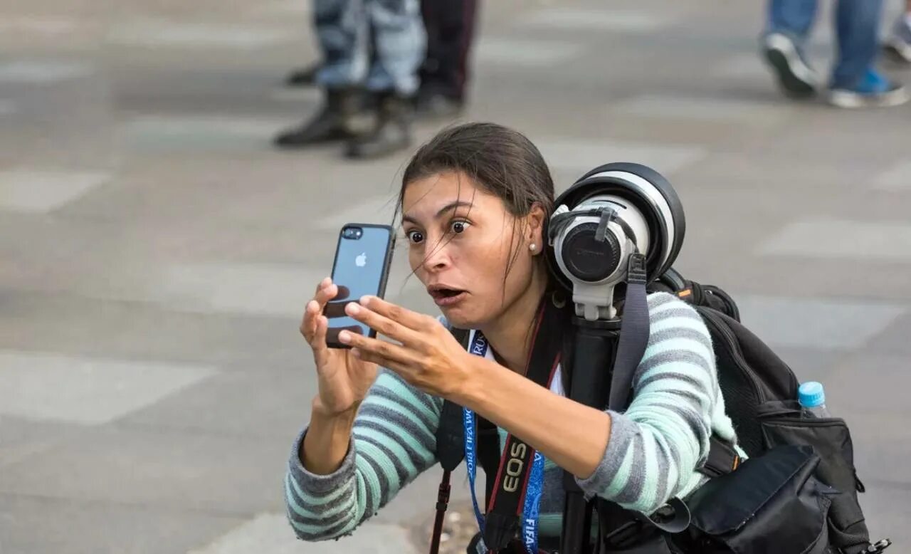 Определить событие по фотографии. Репортажная фотосъемка. Репортажный портрет. Репортажный фотопортрет. Журналист в кадре.