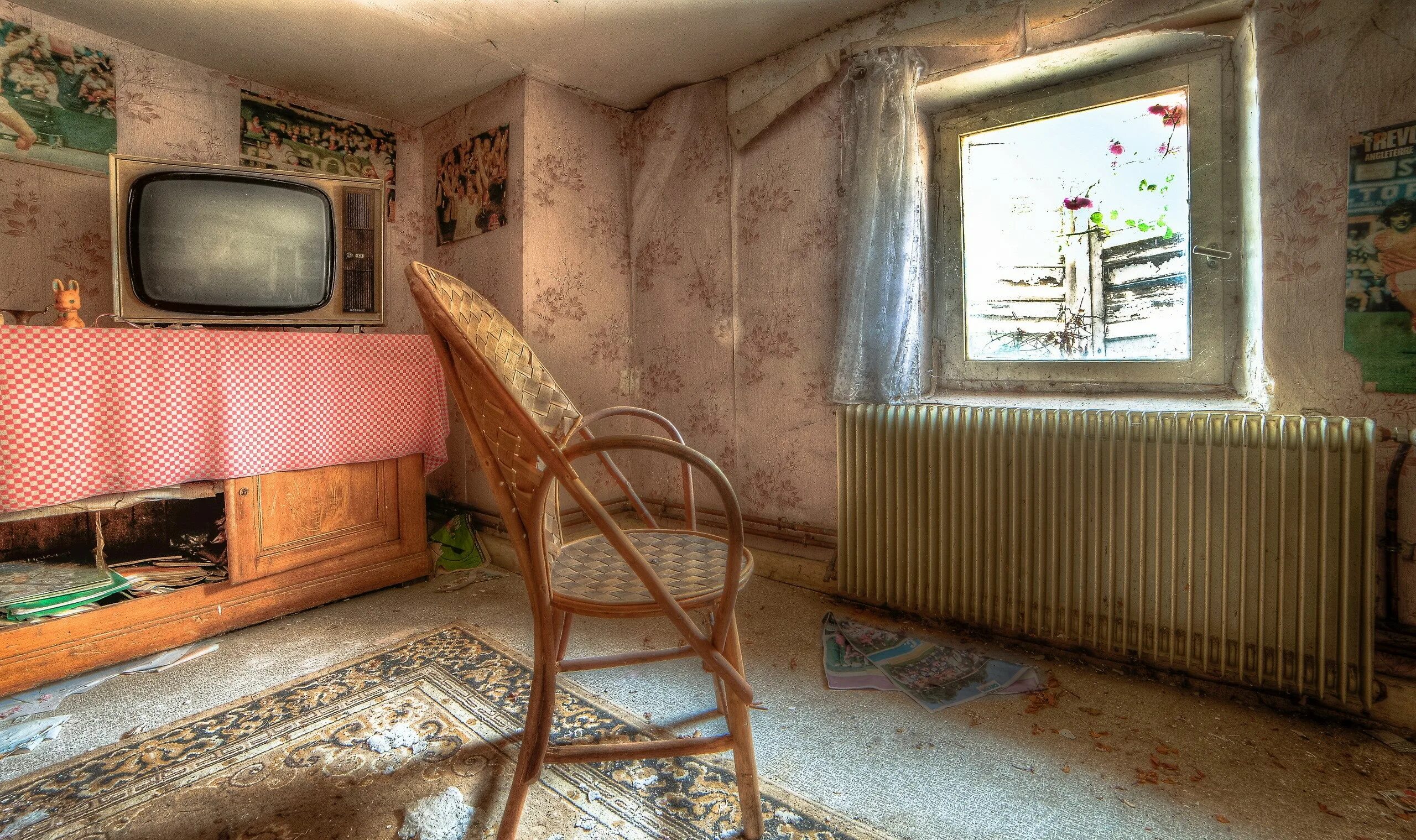 Интерьер старой квартиры. Старый телевизор в комнате. Старая квартира. Старая Советская квартира.