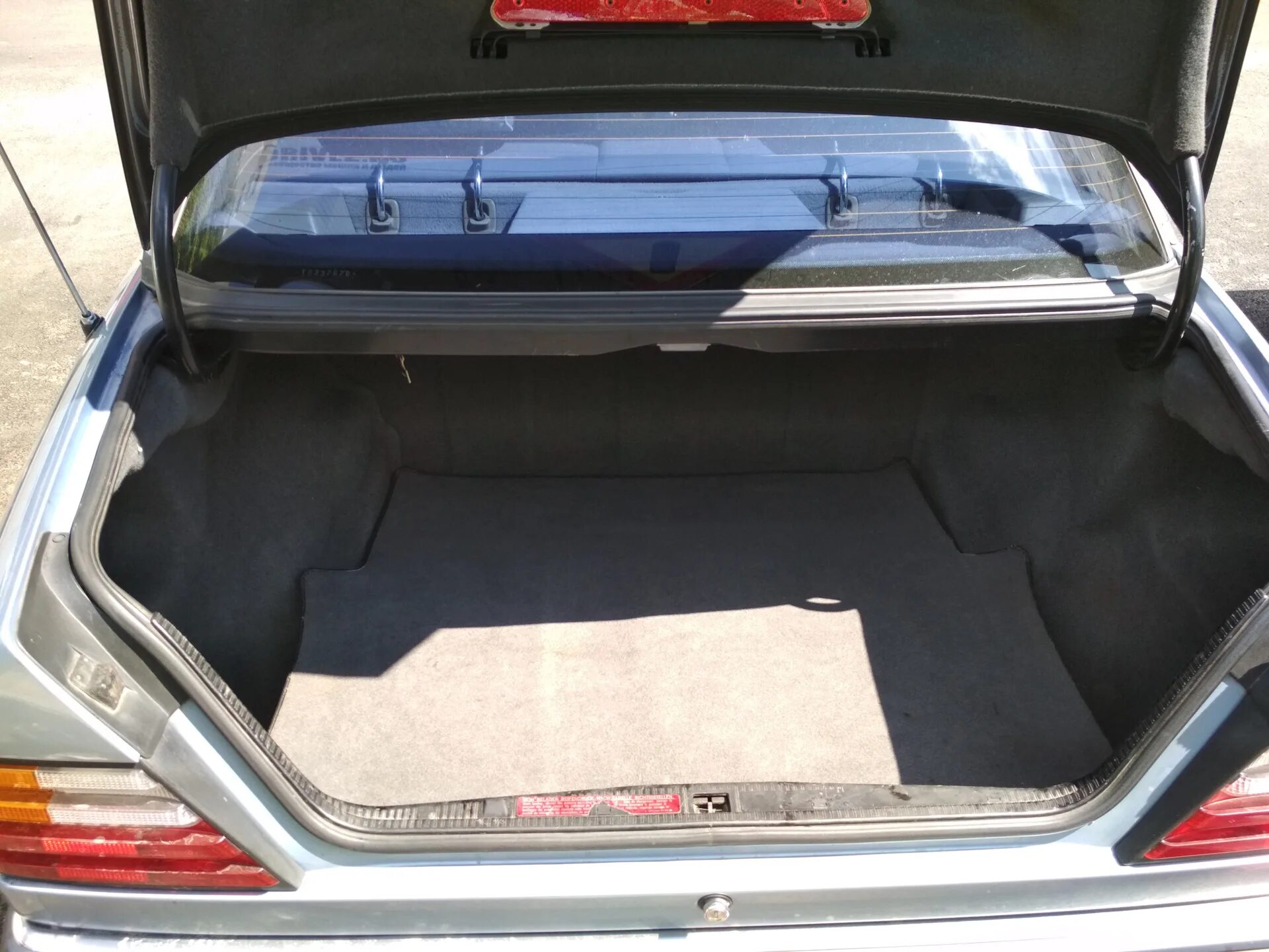 Мерседес w124 багажник. W140 500se. W124 открытый багажник. Багажник 124. Мерседес 124 седан багажник.