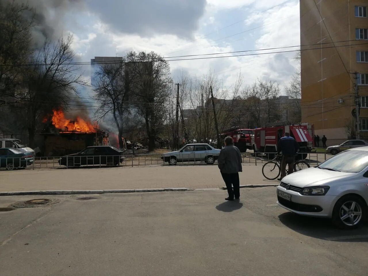 Что горит в центре курска сейчас. Ул парижской коммуны курск. пожар на ул коммуны сейчас. пожар в курске сейчас.