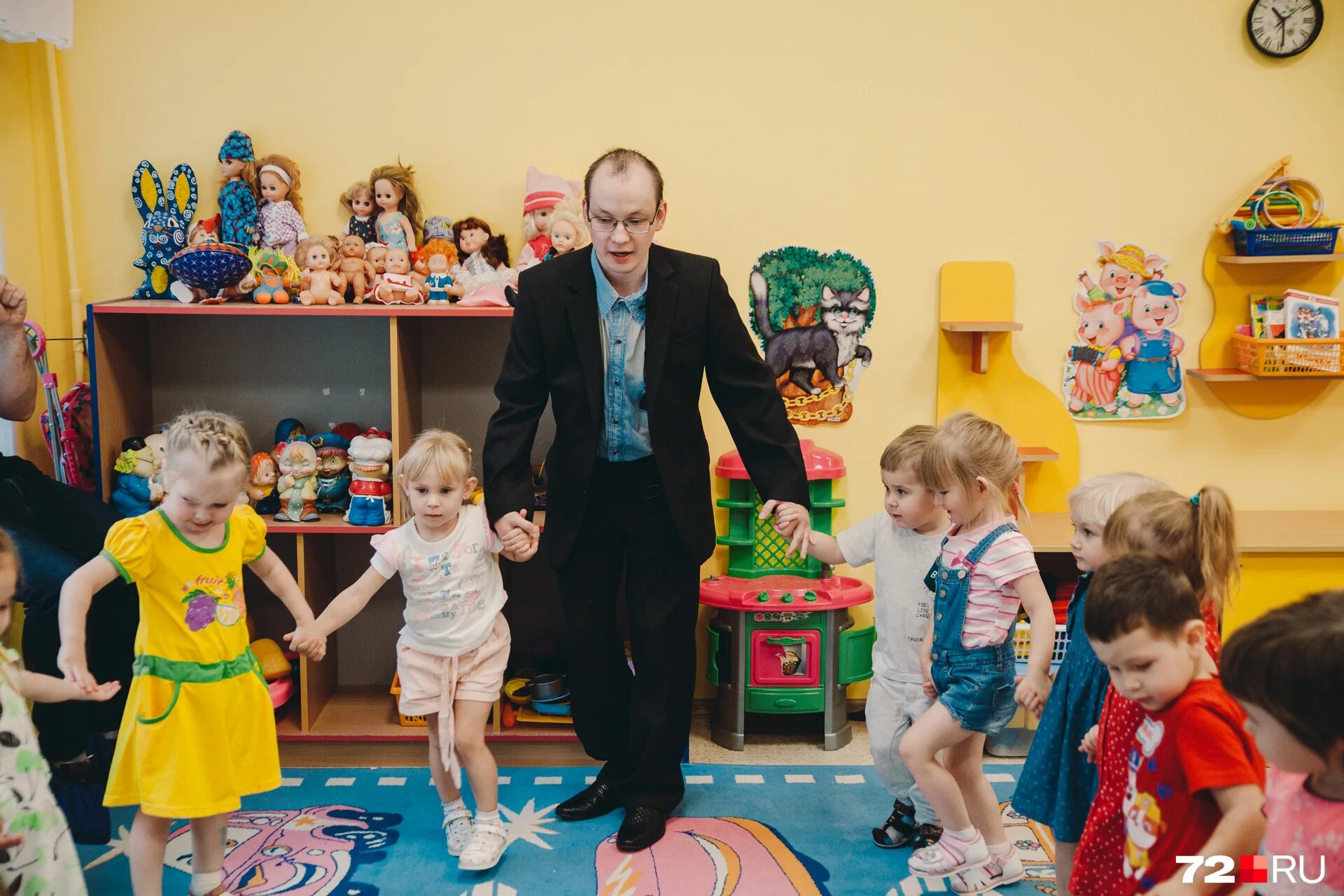 воспитатель мужчина. мужчина воспитатель в детском саду. детский сад для мужчин. детский сад мужик. детский сад для мужчин.