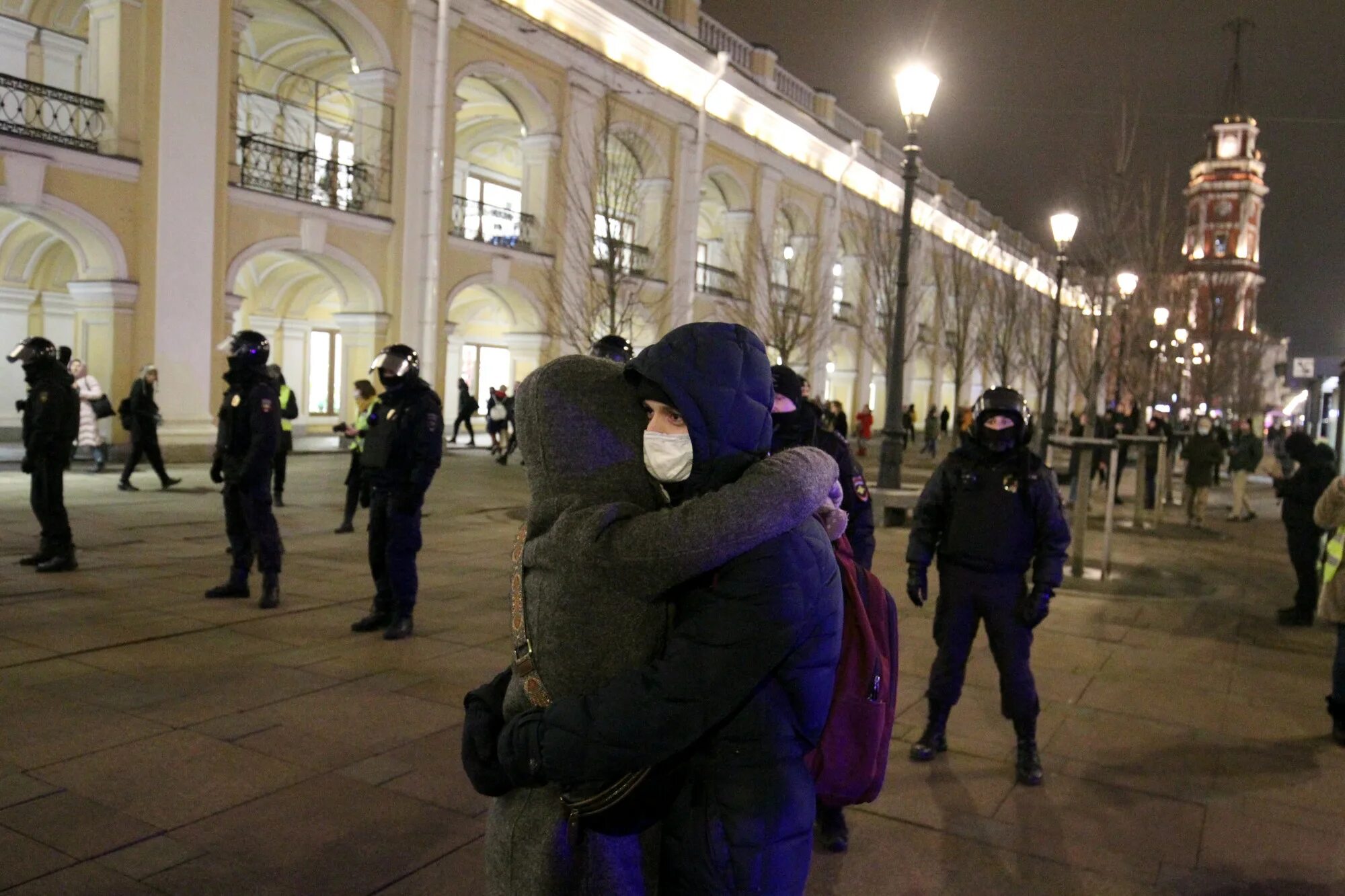 Митинги СПБ Гостиный двор Санкт-Петербург. Митинг Гостиный двор. Митинг в Питере. Митинги против войны Гостиный двор.