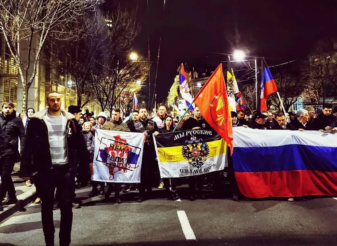 Митинг в Сербии в поддержку России. Митинги в Сербии 2022. Митинг у российского посольства в Белграде. Сербский митинг.