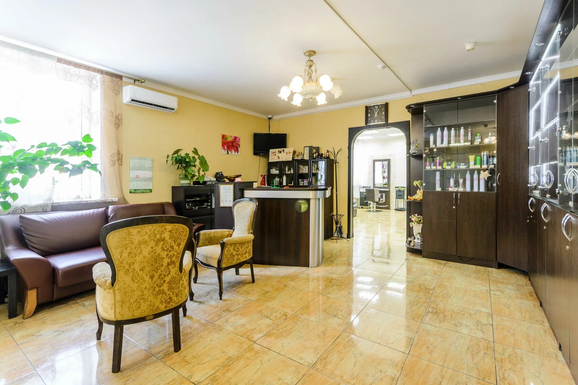 Город нягань салон красоты симпатия. Открытое шоссе 26к1. Парикмахерская на открытом шоссе 26. Симпатия салон красоты. Кабинет массажа оснащение.