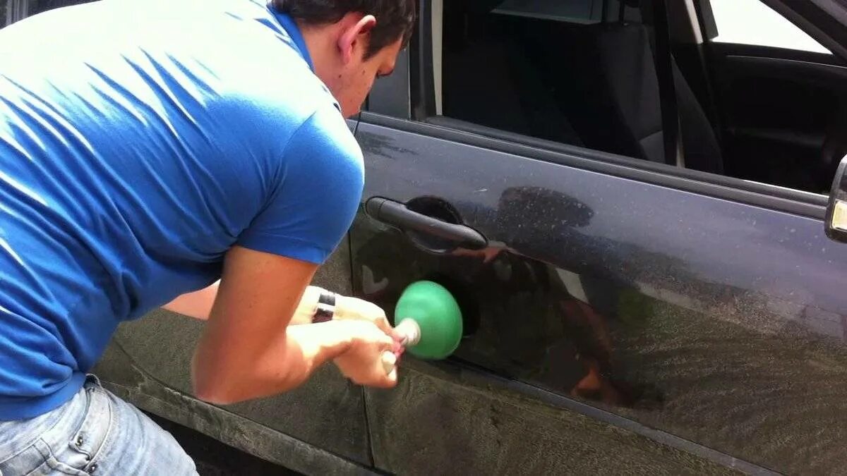 как выпрямить вмятину на машине. вмятина на крыле автомобиля. вытянуть вмятину на машине. мелкие вмятины на двери автомобиля. небольшая вмятина на кузове автомобиля.