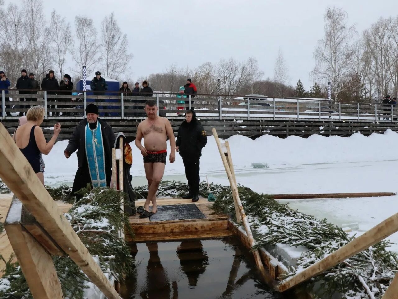 Крещение дата. Крещение Господне прорубь. С Крещением Господним православные. Смелые в крещение. С праздником Богоявления и крещения Господня.