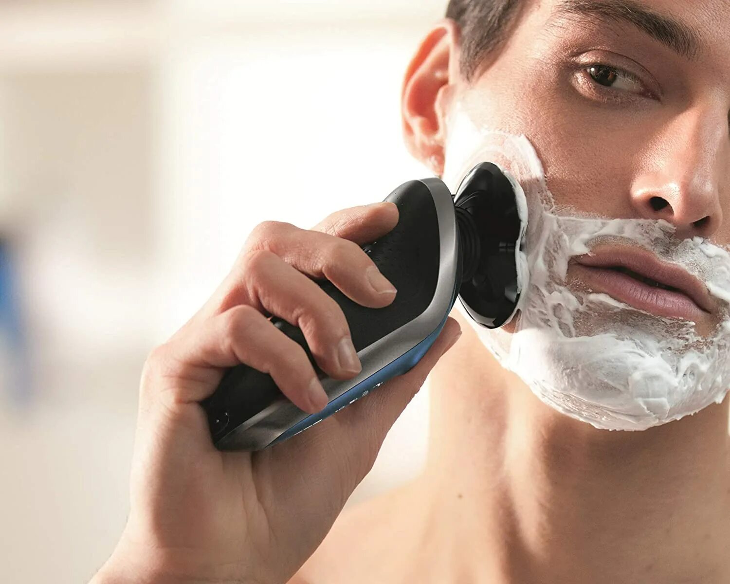 Бритвы Philips s8980,. Electric Shaver. Мужчина бреется. Электробритва с пеной для бритья.