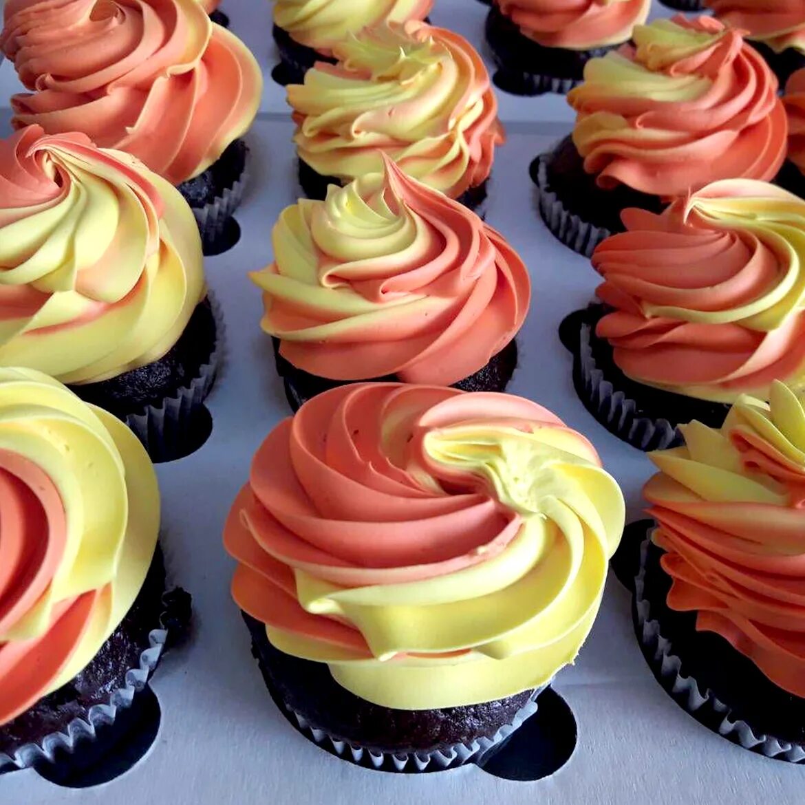 Растекается крем чиз на масле для капкейков. Крем для капкейков на масле. Крем для капкейков на масле. Сливочный крем чиз для торта. Крем чиз для капкейков.