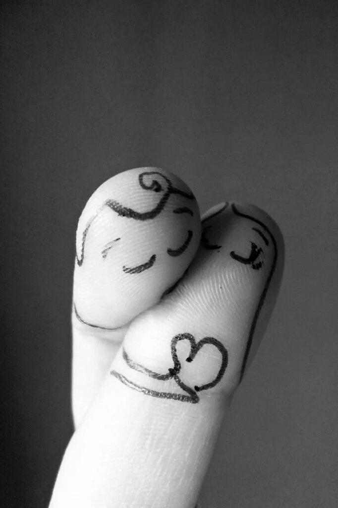 Любовь пальцами. Влюбленные пальцы. Пальчики обнимаются. Палец рисунок. Милые пальчики