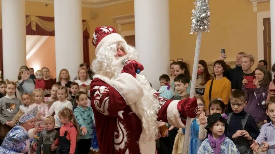 Ёлка воспитывалась в детском доме. Губернаторская елка пермь 2022. Елка для детей из многодетных семей. Елка для детей из многодетных семей. Новогодний праздник.