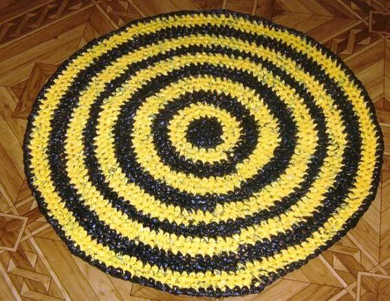 Плетение ковриков из полиэтиленовых пакетов. Коврик из пакетов для мусора. Коврики из полиэтиленовых пакетов. Коврики из целлофановых пакетов. Вязаные коврики из пакетов.