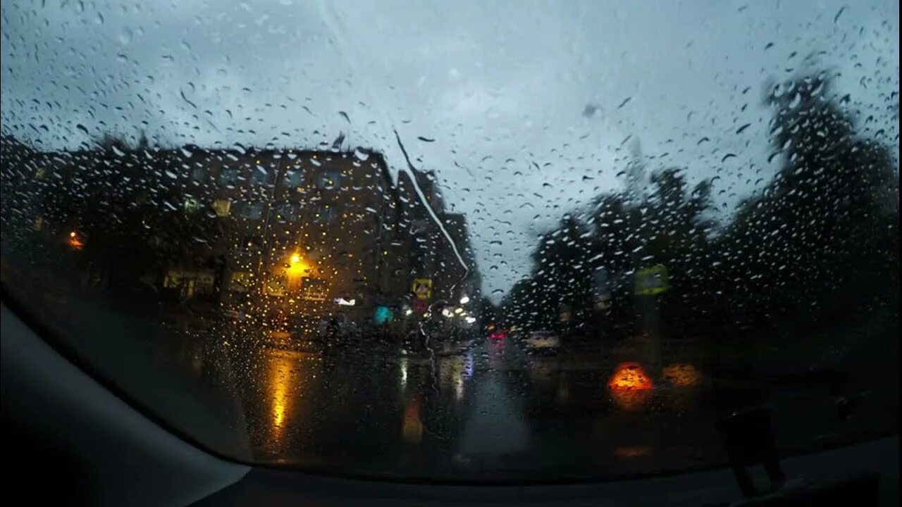 Хорошо в машине в дождь. Машина дождь. Вид из окна машины дождь. Ливень вид из машины. Дождь из автомобиля.