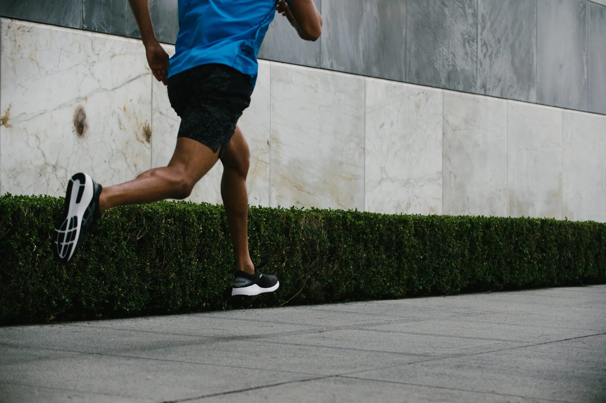 Утренняя пробежка. Усейн болт тренировки. Бегущий человек. Бег мужской спорт. Спортсмен бежит.