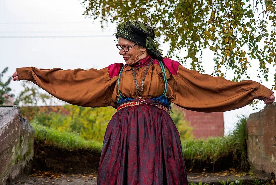Рациональная русская одежда. Ансамбль надежды бабкиной. Девушки поют в русских народных костюмах. Покажи народный. «поет село родное» смоленск.