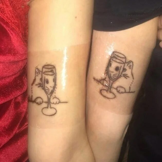 Идеи для тату. Парные тату. Парные тату для девушек. Парные тату пиво. Тату для влюбленных 2023.