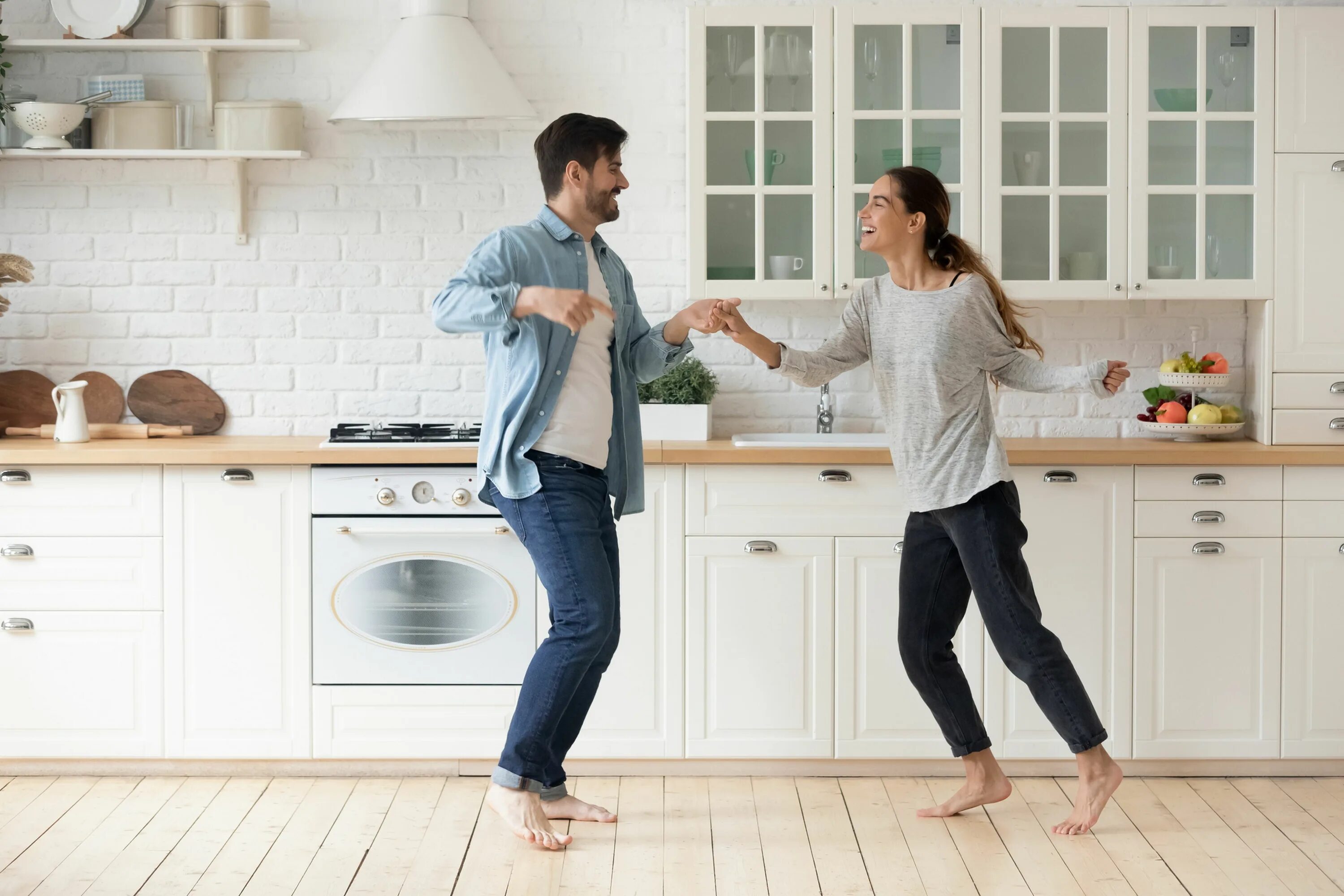 Муж с женой на кухне занимаются. Танцы на кухне. Пара на кухне. Мужчина на кухне. Женщина танцует на кухне.