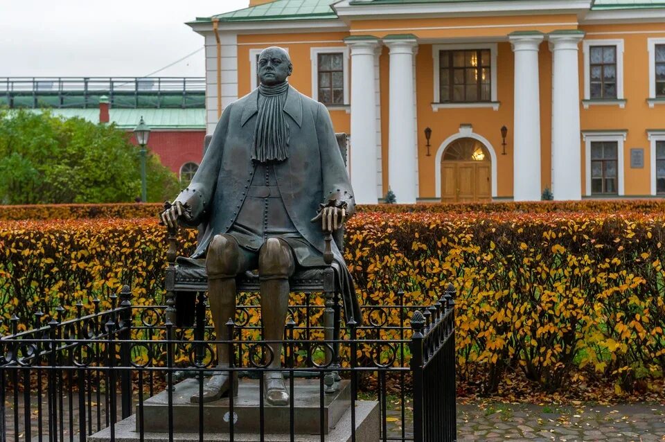 Скульптура петра 1 в петропавловской крепости. Голова петра 1 в русском музее. Скульптура петра 1 в петропавловской крепости. Маленькая голова петра 1. Шемякин памятник петру 1 в петропавловской.
