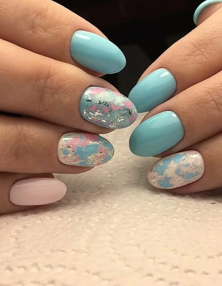 Маникюр голуборощовый. Ногти голубые с розовым. Маникюр синий с розовым. Разноцветный маникюр. Голубо розовый дизайн.