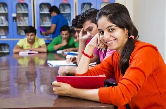 Able student. Indian student. Обучение в Керале. Kerala College girl. India College class.