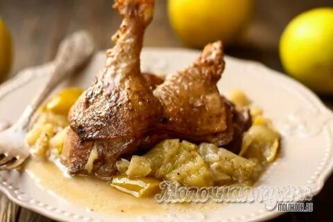 Утка тушеная с яблоками