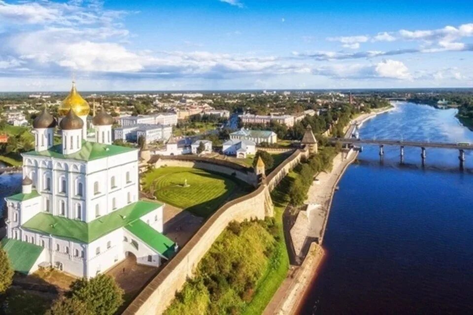 Псков бывшее название. Псков кремль сверху. псков центр. псков кремль вид сверху. псков исторический центр.