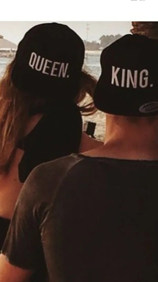 современные головные уборы для мужчин. парень в кепке с девушкой. парень и девушка кепка. подросток в кепке. парин сдевущкои вкепках.