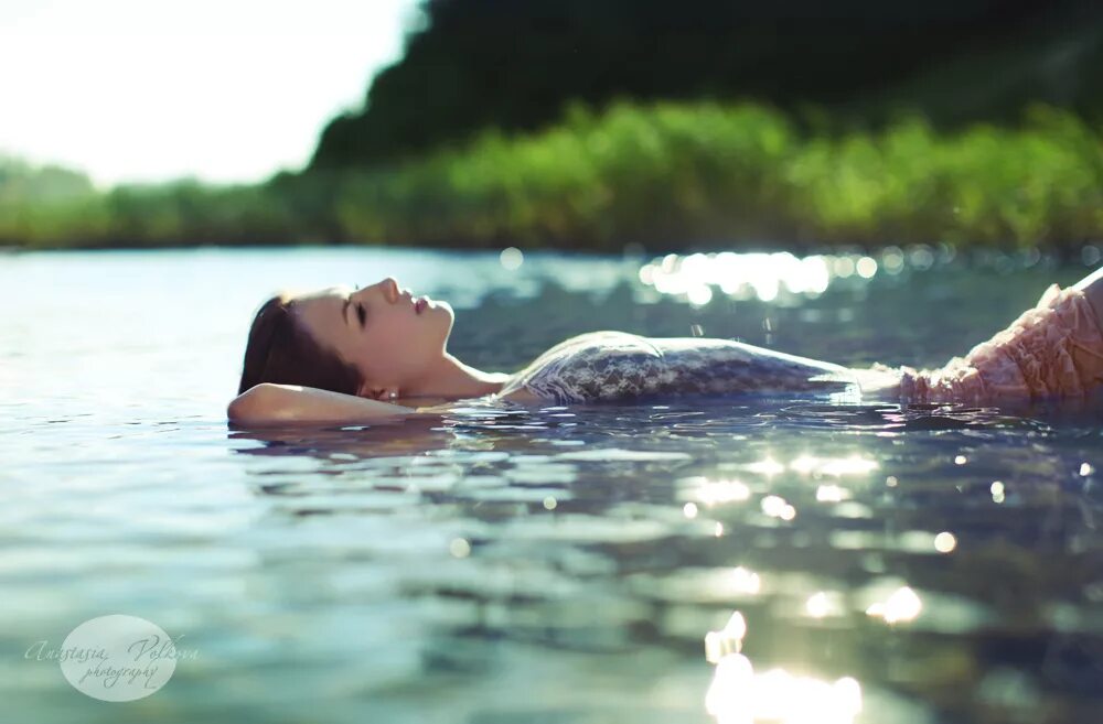 Девушка лежит в воде. Фотосессия в воде. Девушка плывет. Женщина плывет на спине. Она плавала в озере