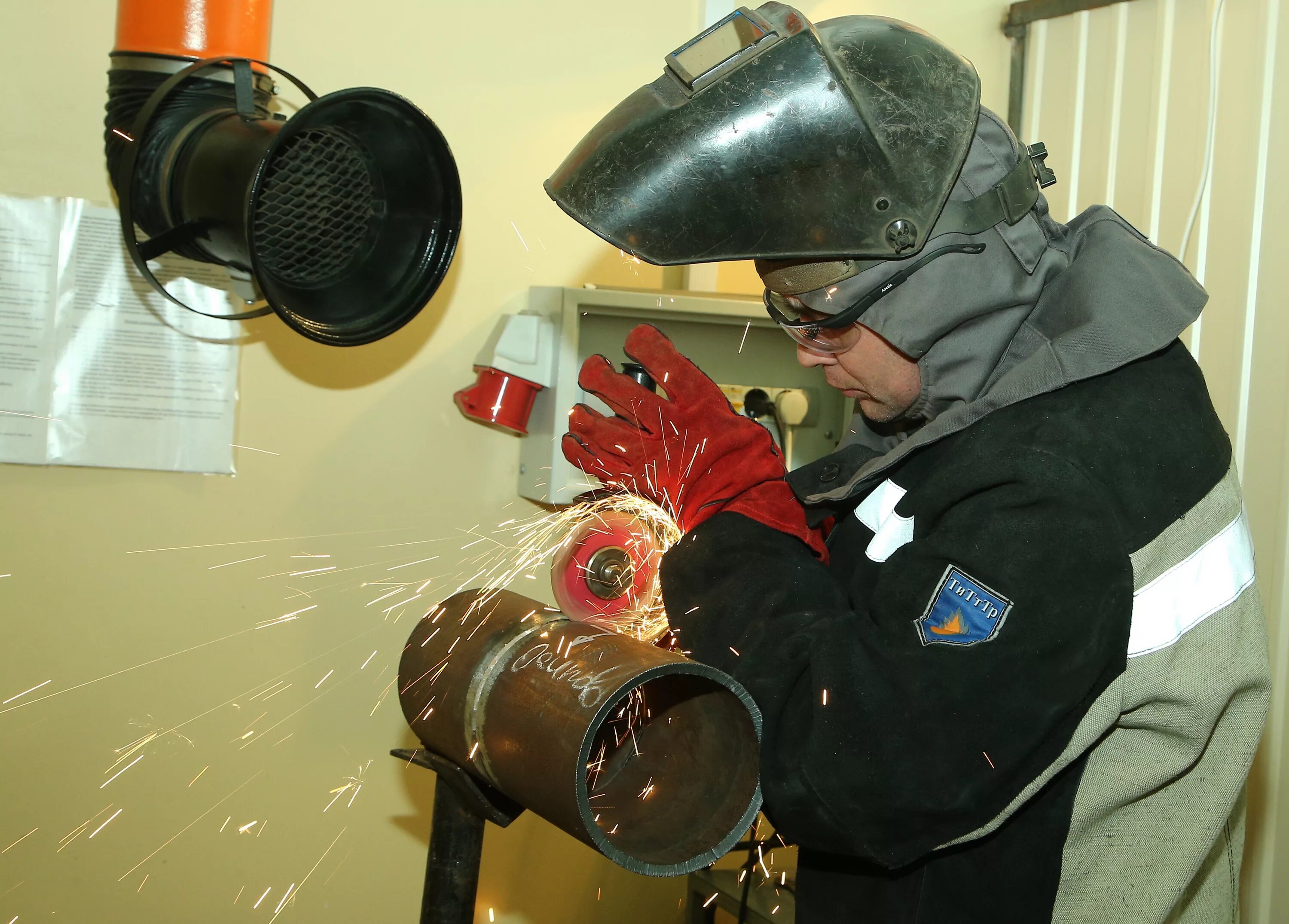 Электроды для ручной дуговой сварки. Газосварщик. Сварочные работы фото. Сварщик на диффузионно-сварочных установках. Сварка металла.