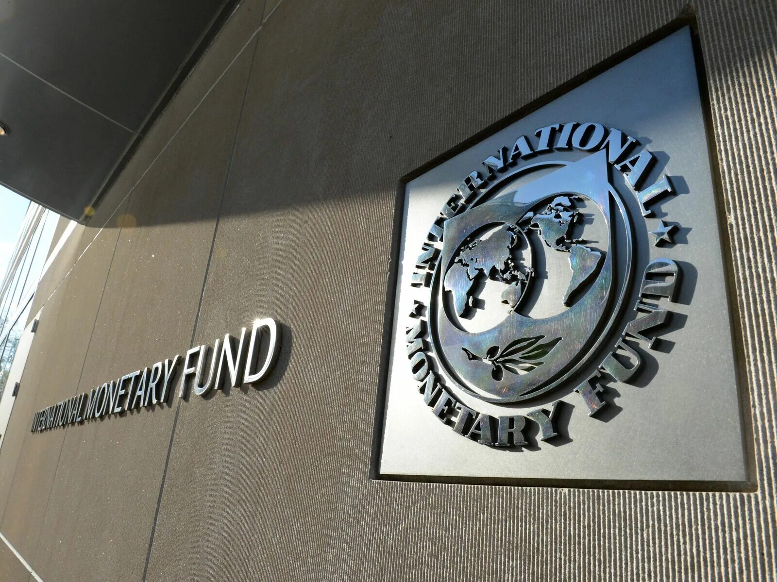 Международный фонд мвф. Международный валютный фонд (МВФ). Герб МВФ. Штаб квартира МВФ В Вашингтоне. Международный валютный фонд логотип.