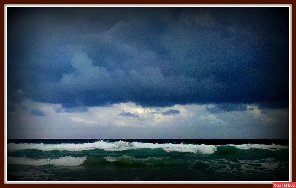 И солнце и небо уже скрылось. Темнеющее небо. Пасмурное темное небо. Небо быстро почернело. Темные облака.