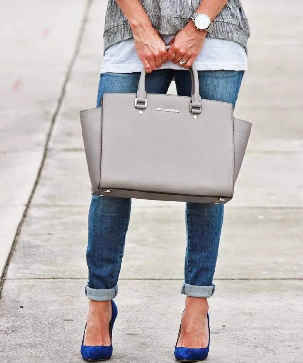 Образы со свитером. Сумка селин белт у звезд. Стильные образы для женщин. Серый с бежевым в одежде. Сумка к пальто.