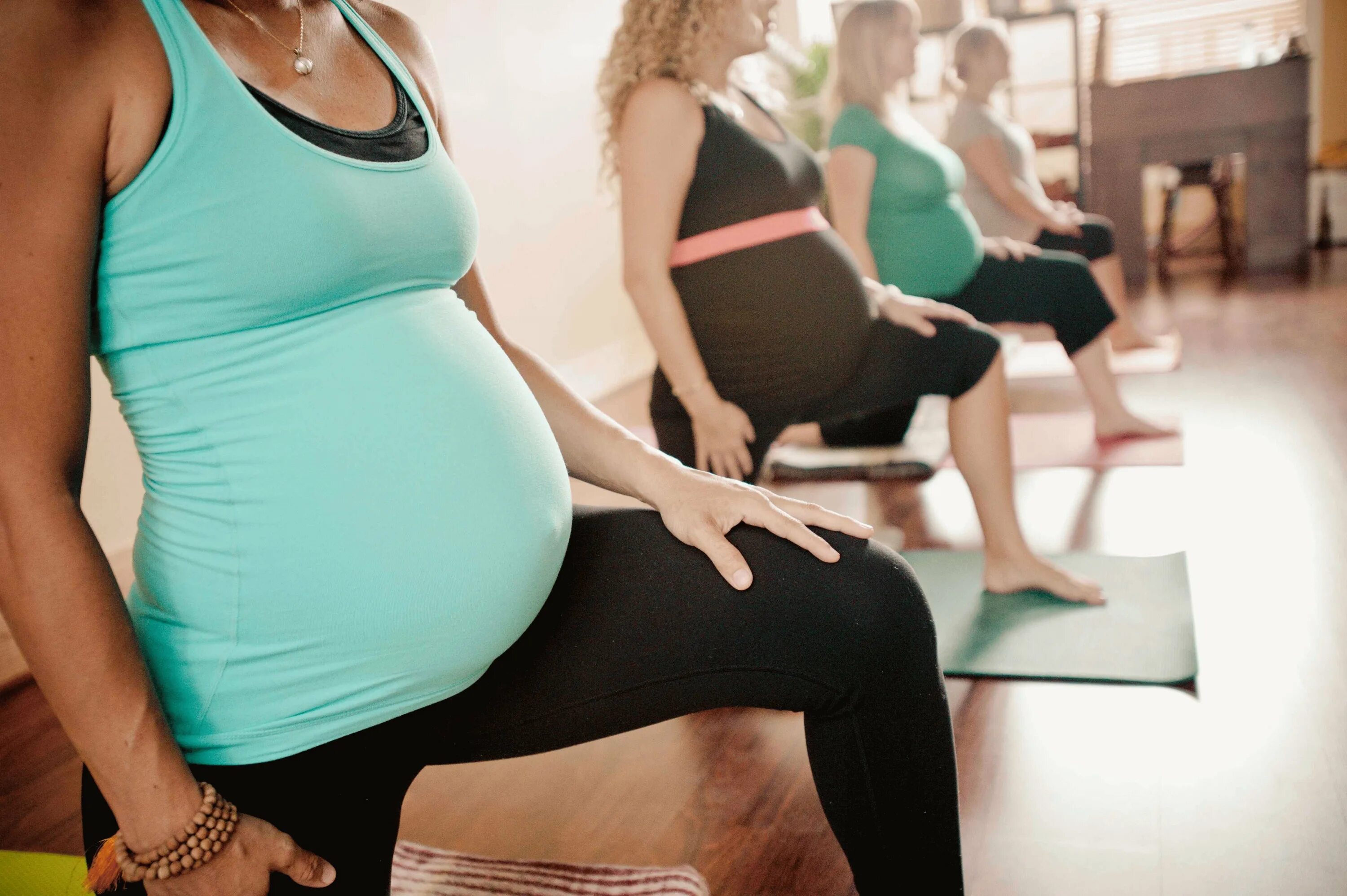 Фитнес для беременных. Занятия спортом для беременных. Беременные женщины. Фитнес беременные.